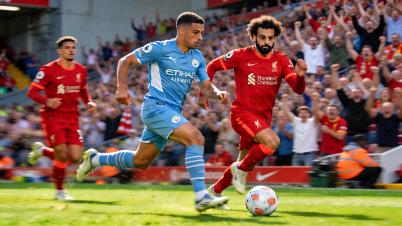 英超联赛曼城与利物浦激烈比赛瞬间